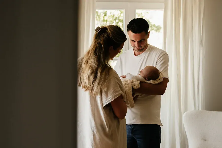 Pure en liefdevolle lifestyle newbornfotografie aan huis door Dare Creations