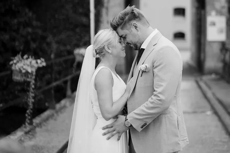 Spontane huwelijksfotografie bij ondergaande zon door trouwfotograaf Dare Creations