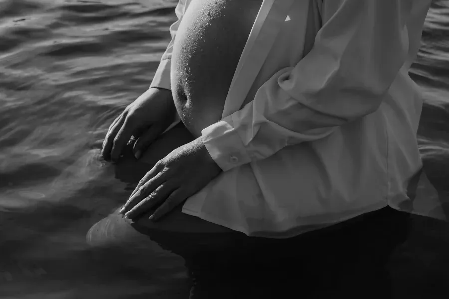 Elegante en serene zwangerschapsfotografie in Vlaanderen